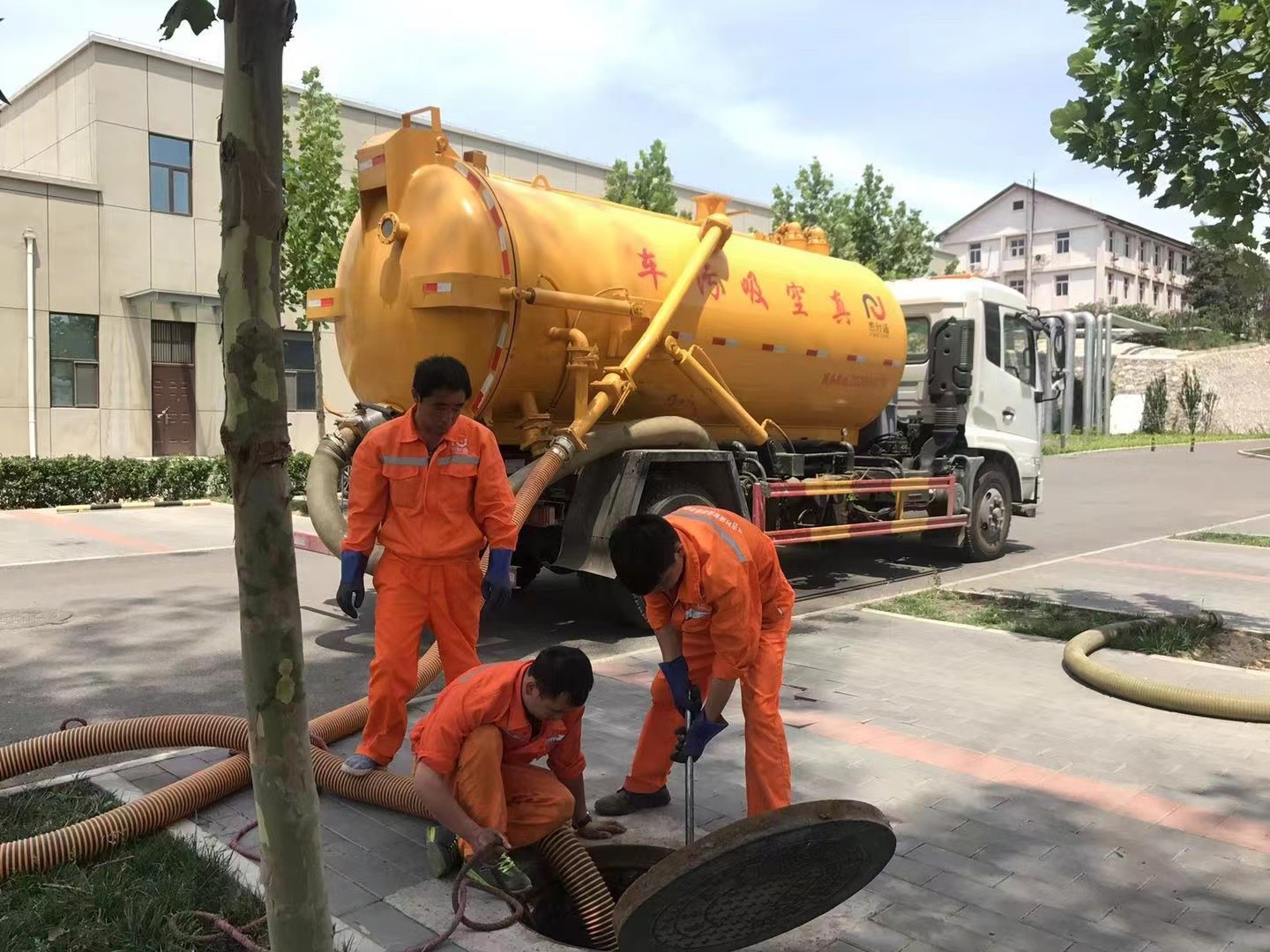 芜湖管道疏通车停在窨井附近