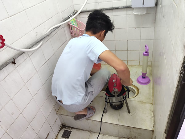 芜湖管道堵塞冒臭气 专业师傅现场解决问题