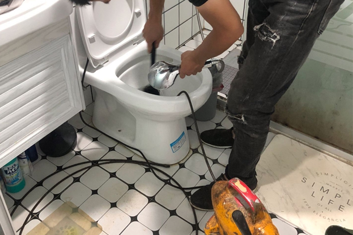 芜湖马桶堵塞自己疏通还是找师傅?专业上门服务让你省时更省心